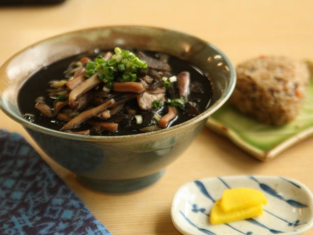 コク旨！！ 一日限定10食のいか墨そば