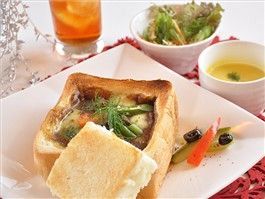 食パンの器に熱々カレーがたっぷり