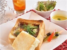 食パンの器に熱々カレーがたっぷり