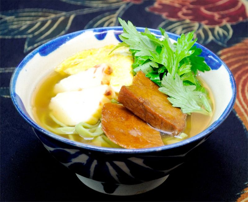 鮮やかな緑のよもぎを練りこんだ麺を堪能