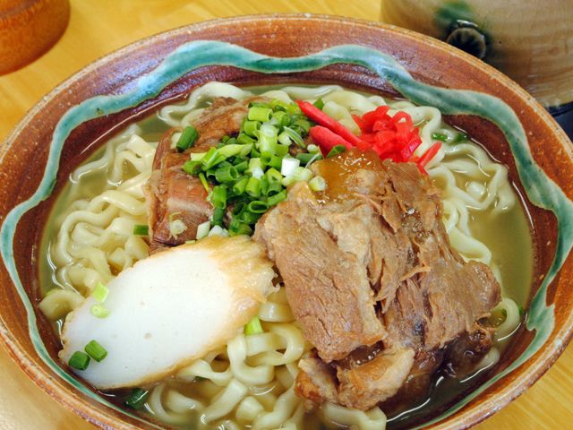 あっさりスープにちぢれ麺