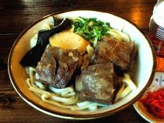 厚みのある豚肉が自慢のソーキそば