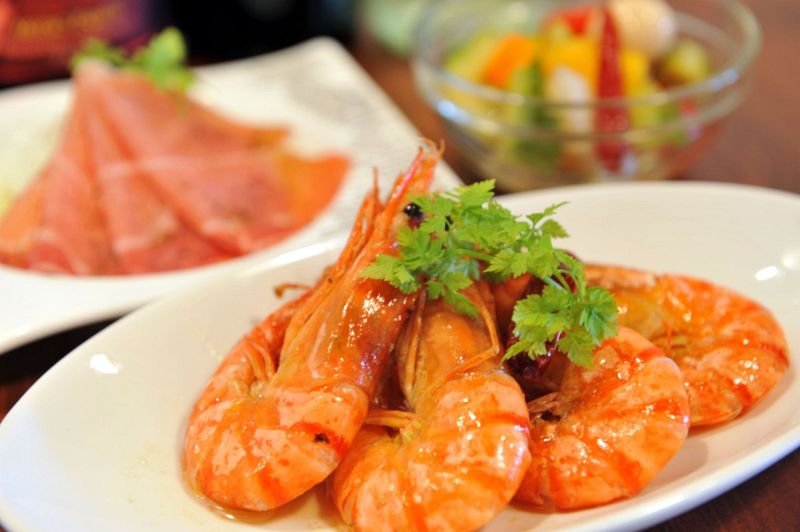 ディナーにはタパス（小皿料理）も豊富 