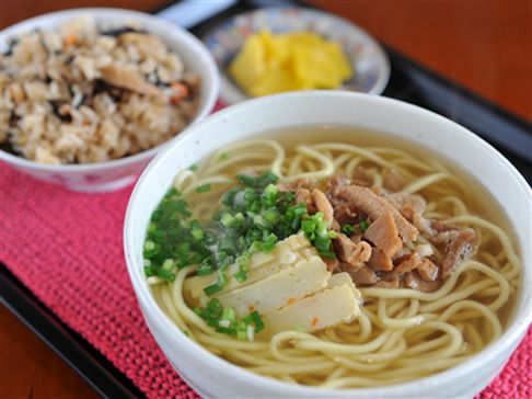 じゅうしぃも味わえる八重山そばセット