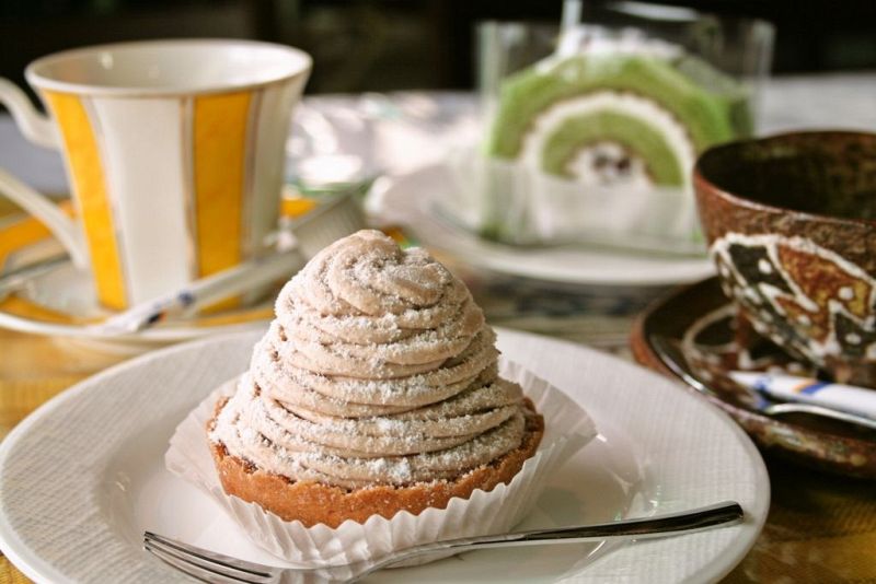 コーヒーとケーキをセットでどうぞ