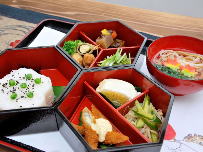 器にもこだわった日替わりランチ