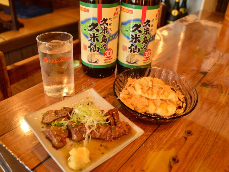 炭火で焼き上げる串焼きと久米仙で乾杯！