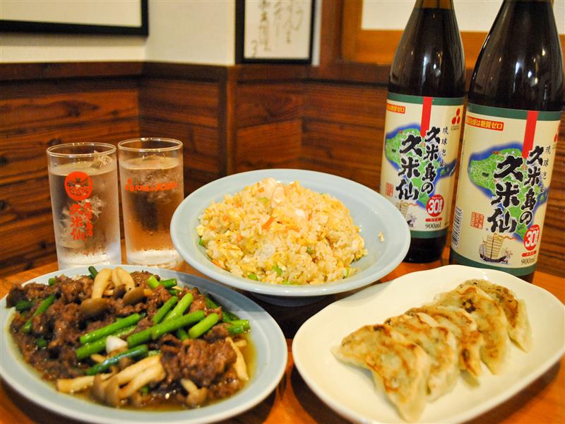 自慢の料理と、久米島の久米仙で乾杯！