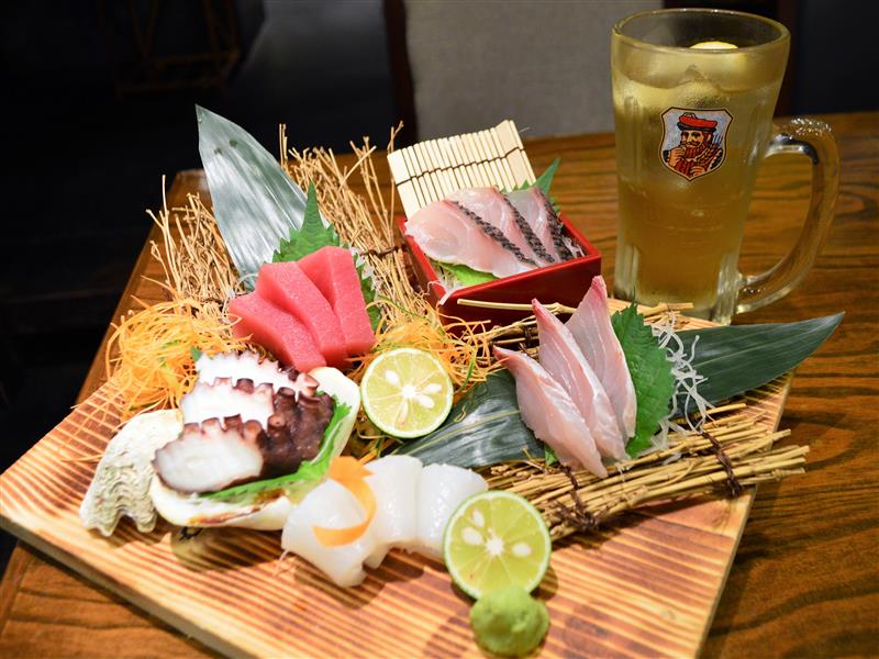 新鮮な刺身とヒゲのハイボールで乾杯！