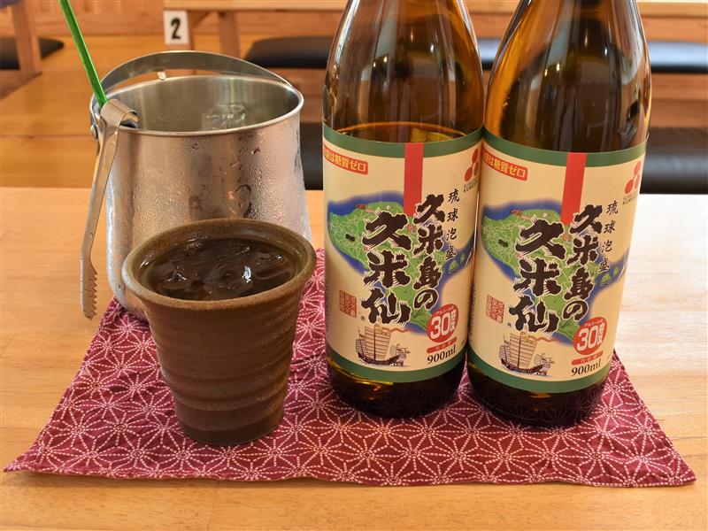 自慢の料理と、久米島の久米仙で乾杯！
