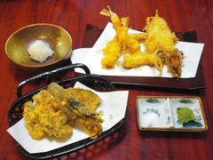 コースで野菜や魚介類の天ぷらを堪能