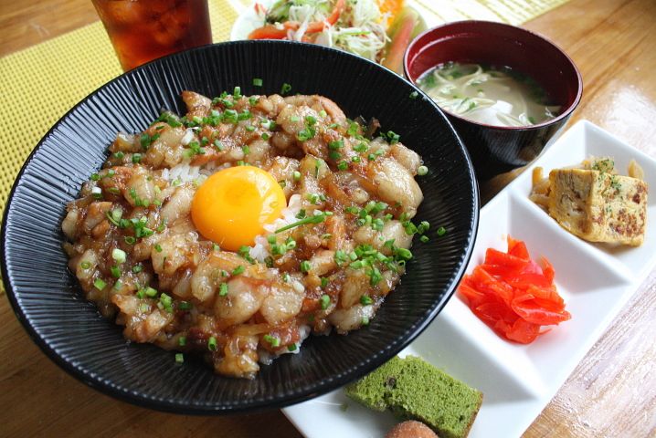 豚の頬肉を使った「くんちゃま丼」600円