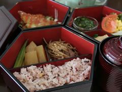 五穀米付きの重箱ランチ（日替わり）