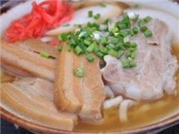 三枚肉と軟骨ソーキの載った沖縄そば