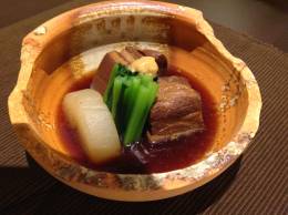 沖縄の定番料理も一味、趣を添えて。