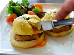 ランチに大人気！あぐー豚のエッグベネディクト