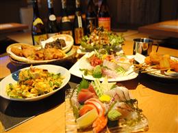 沖縄料理、串揚げ、刺身、定番フード数々
