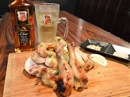 ロティサリーチキンとヒゲのハイボールで乾杯！