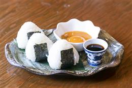 雲丹と卵黄のつけ握り飯