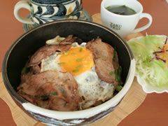 目玉焼きがのった子ぶた丼　950円