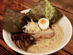 魚介の旨味が効いた特製塩ラーメン