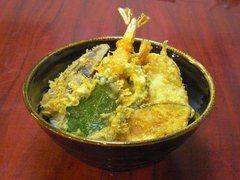 大きなエビを使った人気の天丼