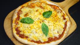 生地から手作りマルゲリータピザ
