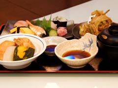 寿司、煮物、天ぷらの入った定食