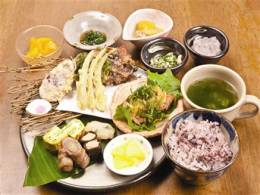 沖縄の味を少しずつ楽しめる＜島人御膳＞が人気！