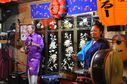 歌、三線、太鼓の演奏をとことん楽しめる沖縄民謡ライブ