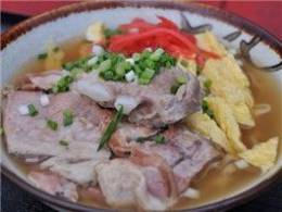 工場直送の麺＆あっさりスープ、サービス盛りだくさんのそば