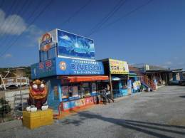 古宇利島の海を眺めて、アイスやぜんざいなどでほっと