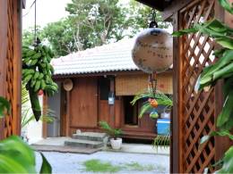 今帰仁村ののどかな住宅街の沖縄そば店