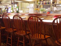 カウンター席では飲食と店員との話も楽しい