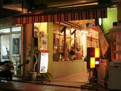 オレンジ色の明かりに誘われ店内へ