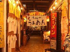 入口はＴシャツ店の通路を入った奥